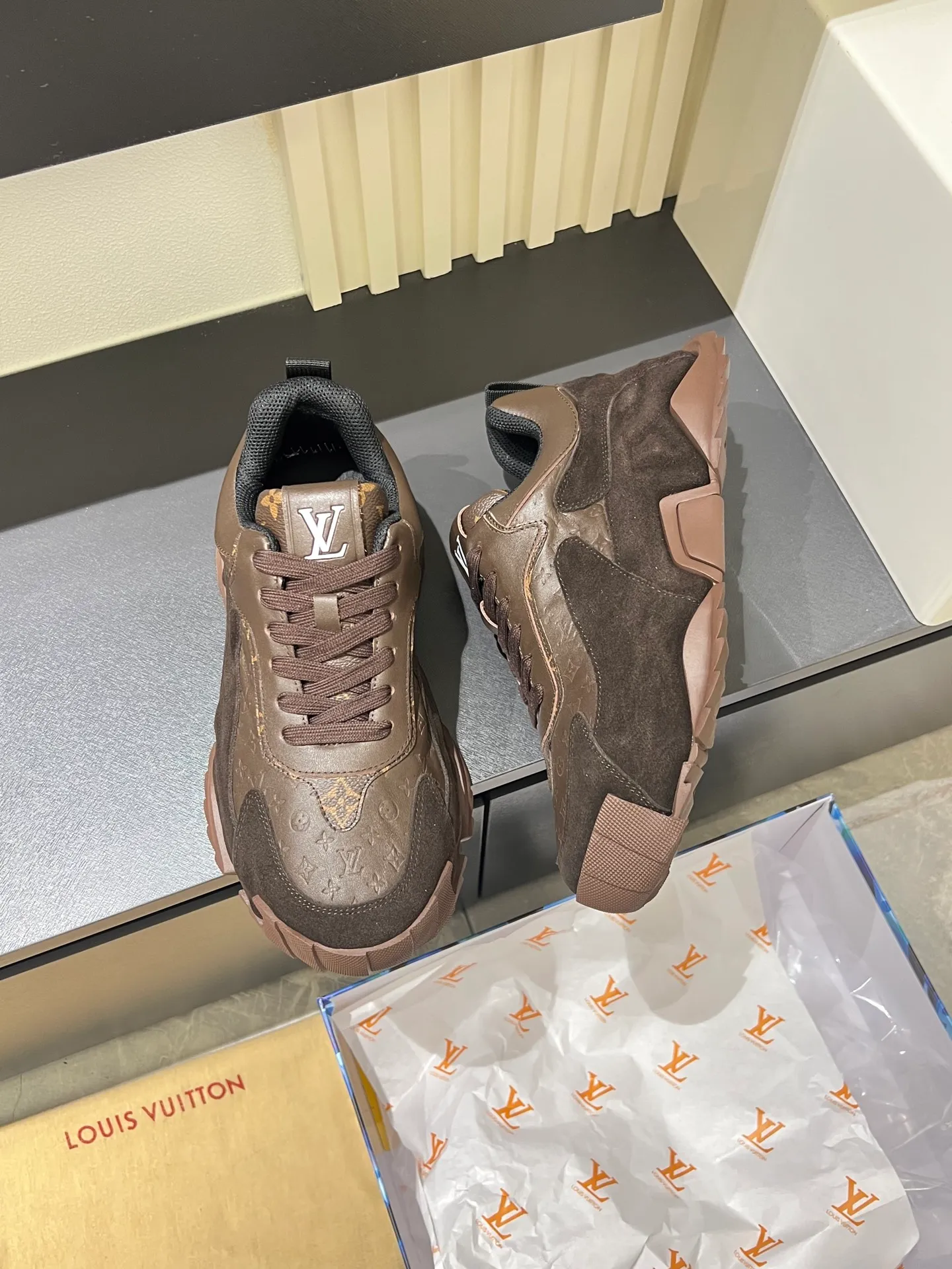 p600 "LOUI* VUITTO*" popular men's casual shoes, genuine development in Italy 💯Purchasing level quality ✔️The upper is made of first-layer cowhide, comfortable and soft sheepskin feet ⚡️ Fashionable and versatile, the toe last shape is firm and full, the soles are made from original LV molds and can be freely entered and exited the counter. Light and comfortable on the feet~Purely handmade, details determine quality! Size:39-44!